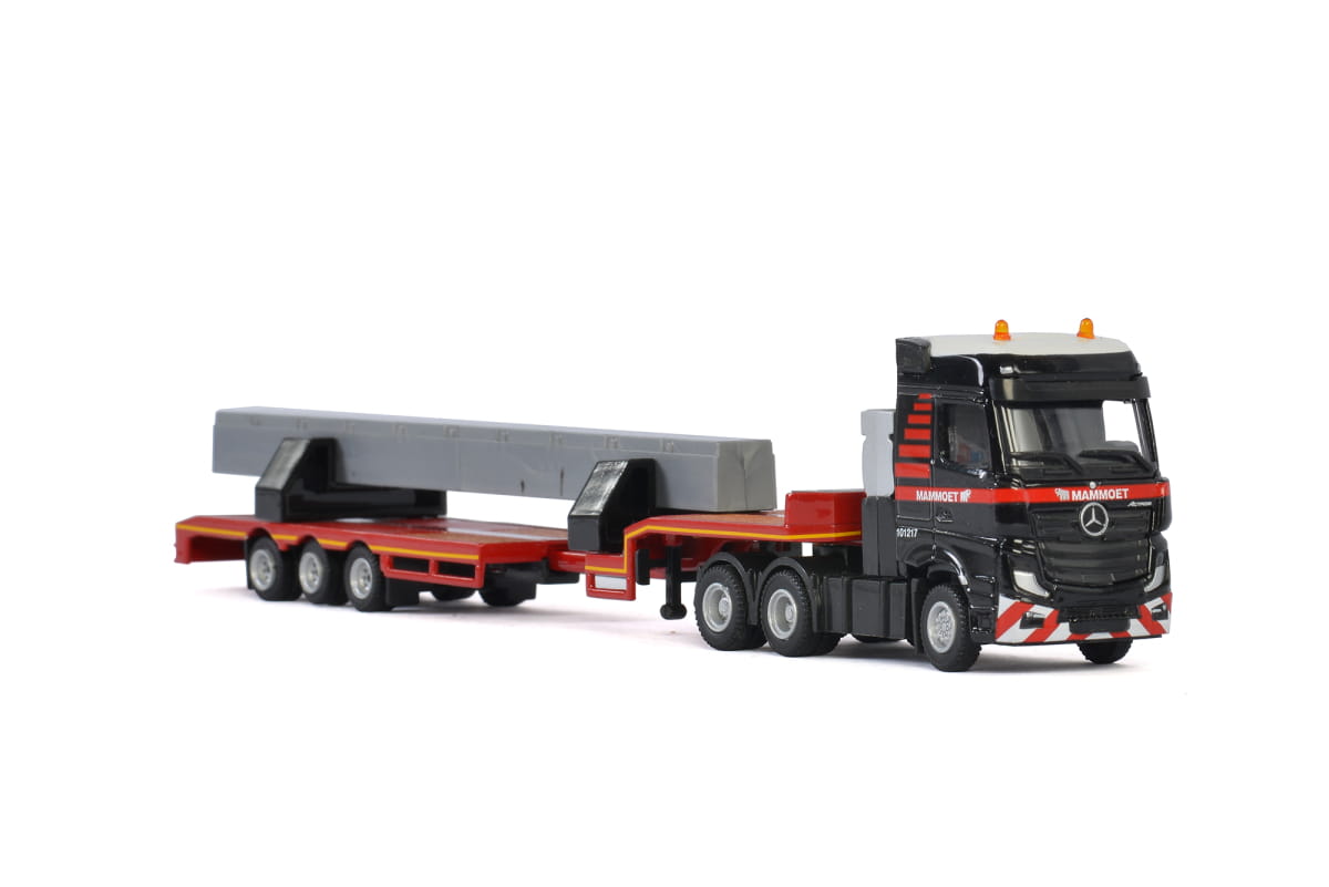 Mercedes Actros z naczepą niskopodwoziową