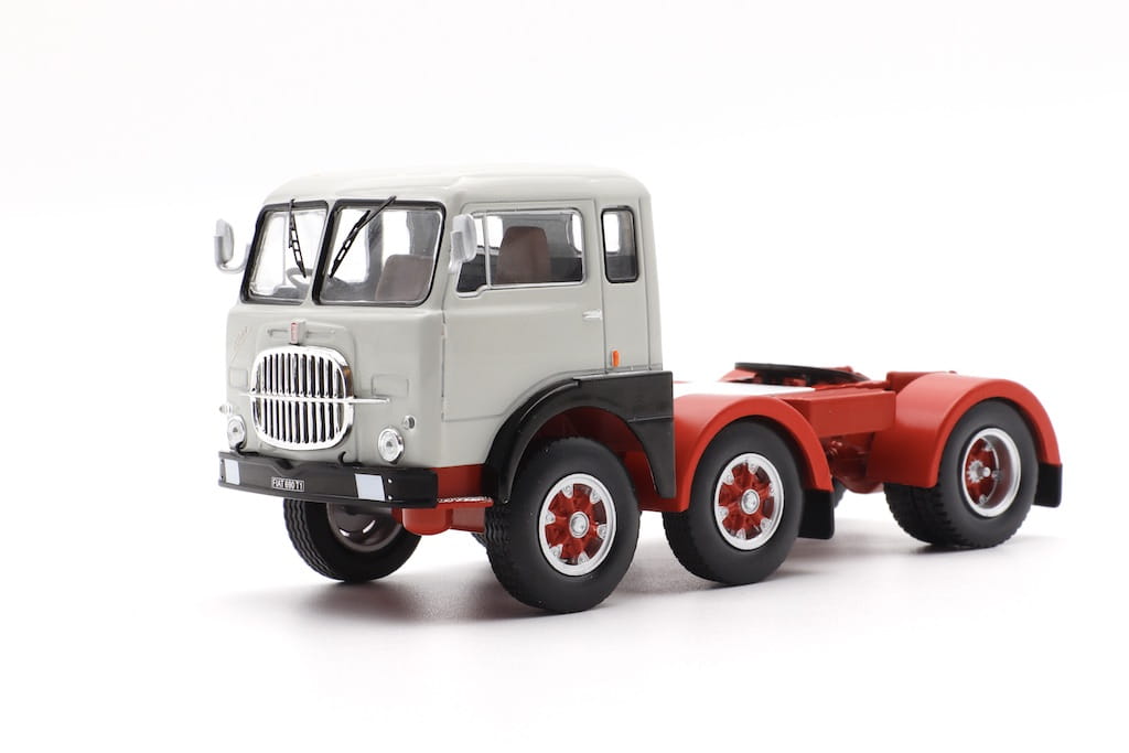 Fiat 690 T1 skala 1/43 IXO